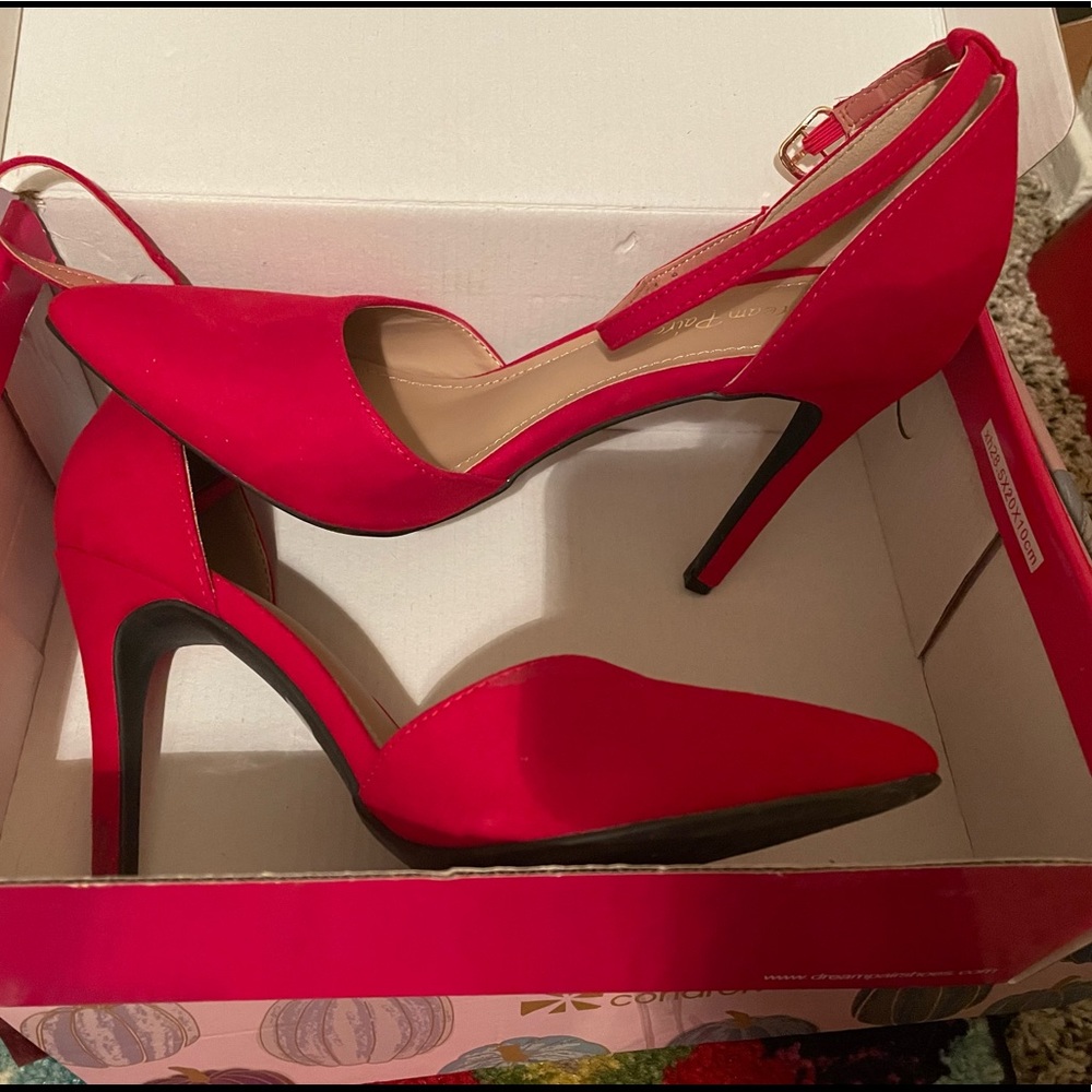 Dream pairs closed-toe red pumps size 8.5